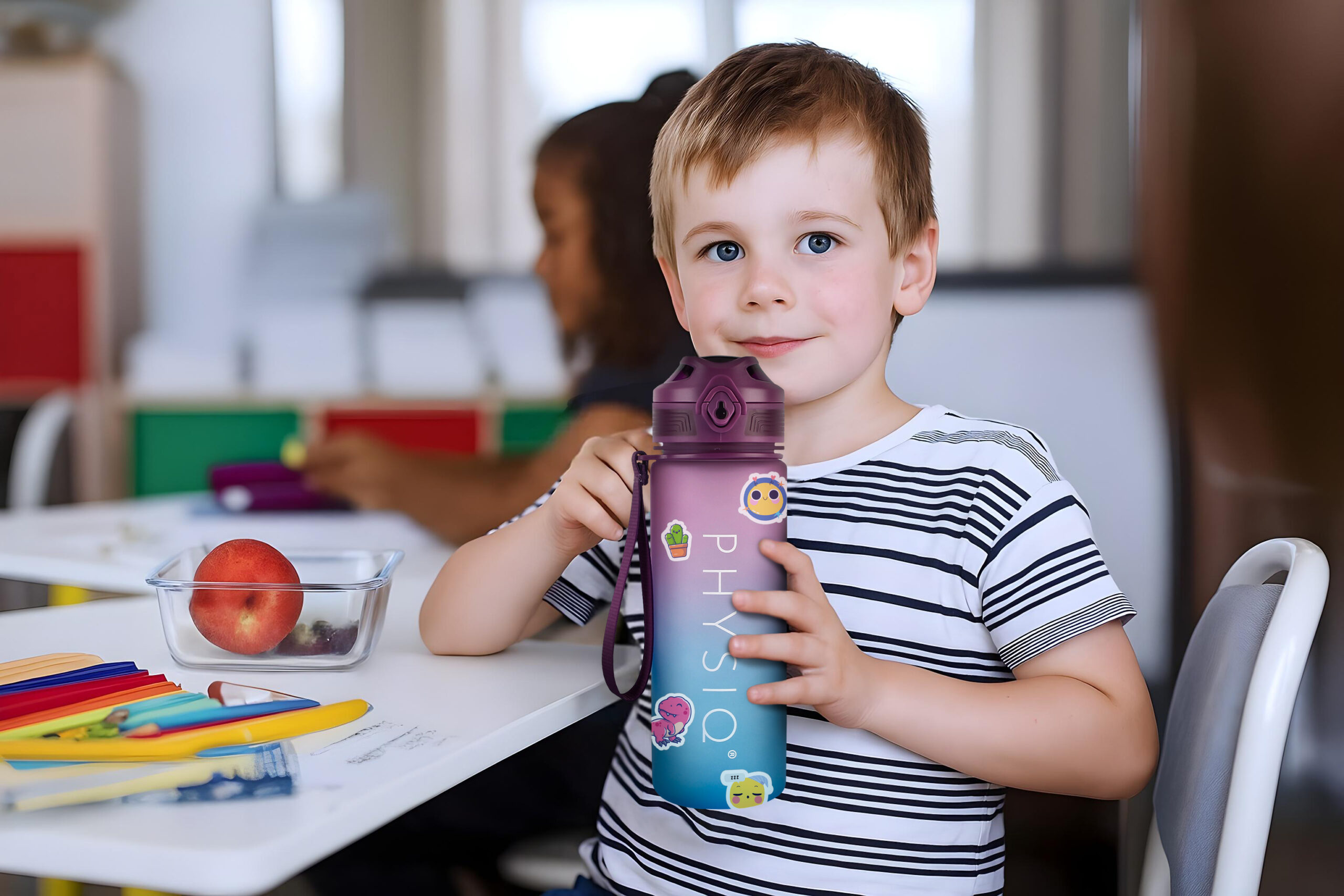 Butelka fioletowa dla dzieci 650 ml z naklejkami